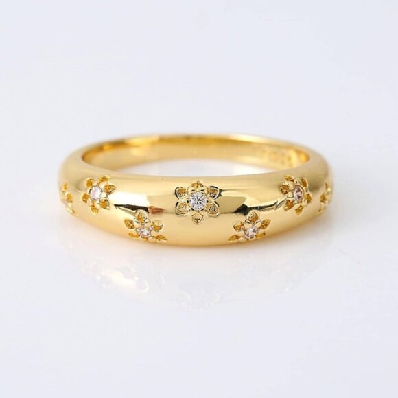 Elegant Gold Floral Ring - Picture 2 of 4